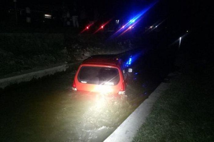 Suzuki karimun Estilo nyebur di selokan