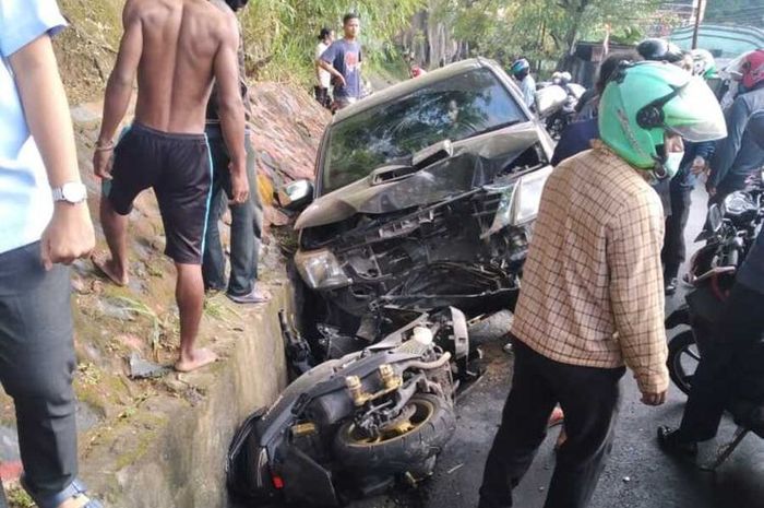 Mobil Hilux yang dikendarai Wakil Bupati Yalimo, Erdi Dabi masuk ke parit setelah menabrak seorang Polwan yang mengendarai motor, Jayapura, Papua, Rabu (16/9/2020).