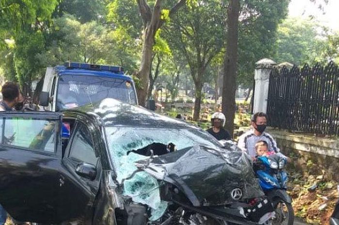  Mobil Daihatsu Ayla ringsek usai tertabrak kereta di perlintasan Tanah Kusir, Kebayoran Lama, Jakarta Selatan, Kamis (16/9/2020). 