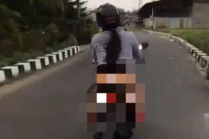 Potongan video yang memperlihatkan seseorang mirip wanita sedang mengendarai sepeda motor sambil memperlihatkan celana dalam bagian belakang. Kejadian ini diduga di Kota Magelang 