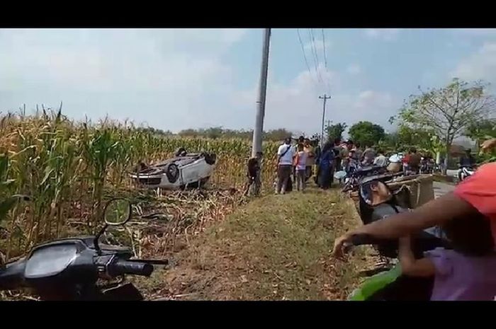 Mobil Brio bernopol H 9032 AW yang dikemudikan pencuri celana dalam nyemplung di sawah di Kecamatan Pulokulon, Kabupaten Grobogan, Jateng, Kamis (17/9/2020) siang.(KOMPAS.COM/PUTHUT DWI PUTRANTO NUGROHO) 