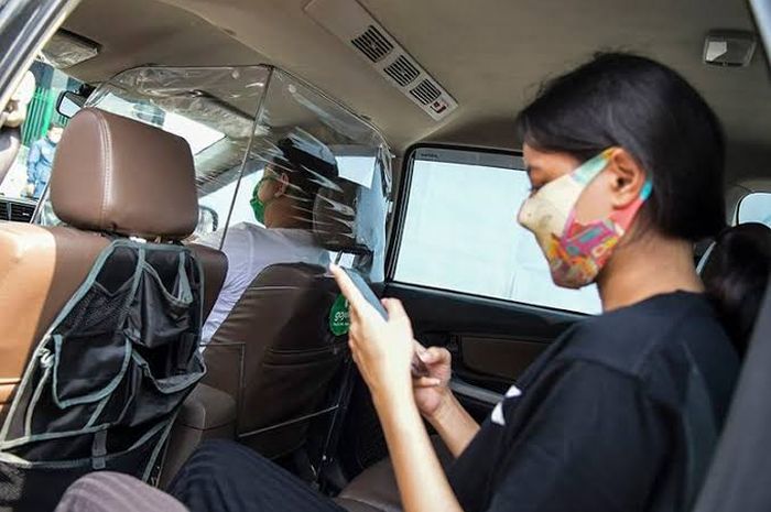 Ilustrasi pakai masker di mobil