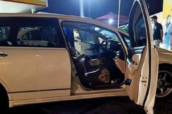 Honda Odyssey yang ditemukan dalam posisi mesin menyala dan ada 4 wanita lemas