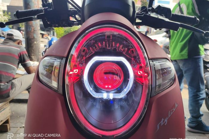 Bikin fascia depan Honda Scoopy makin kece pakai headlamp projie.