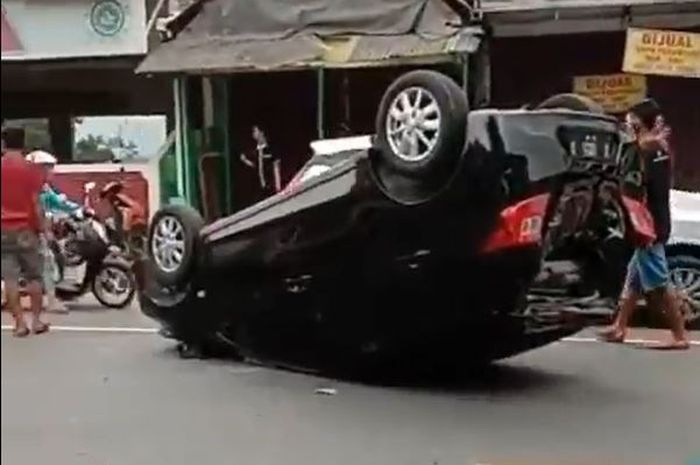 Honda Brio Satya terbalik usai terjang Daihatsu Xenia di Jl Semampir, Banjarnegara, Jateng