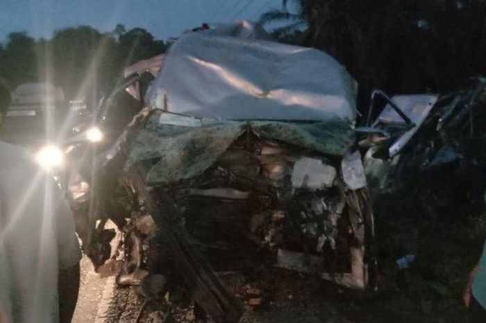 Toyota Hiace remuk disundul truk muatan CPO dan berujung beruntun dengan Mitsubishi L300 dan truk barang di Aceh Tamiang
