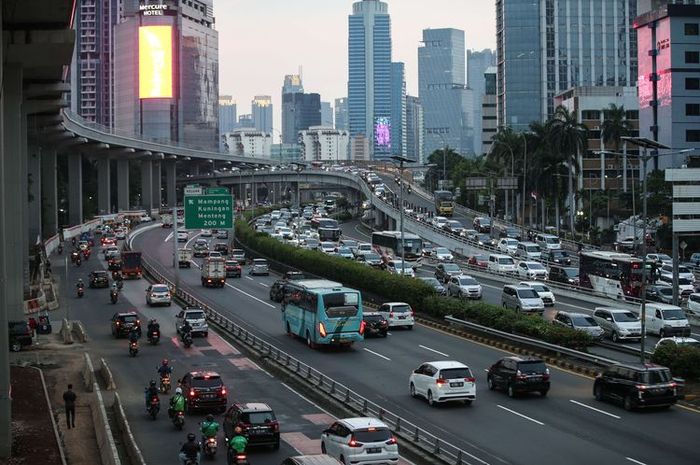 Lalu lintas kendaraan di Tol Dalam Kota Jakarta tampak padat pada jam pulang kerja di hari ketiga pemberlakuan pembatasan sosial berskala besar (PSBB) tahap dua, Rabu (16/9/2020). Pembatasan kendaraan bermotor melalui skema ganjil genap di berbagai ruas Ibu Kota resmi dicabut selama PSBB tahap dua.(KOMPAS.com / KRISTIANTO PURNOMO)