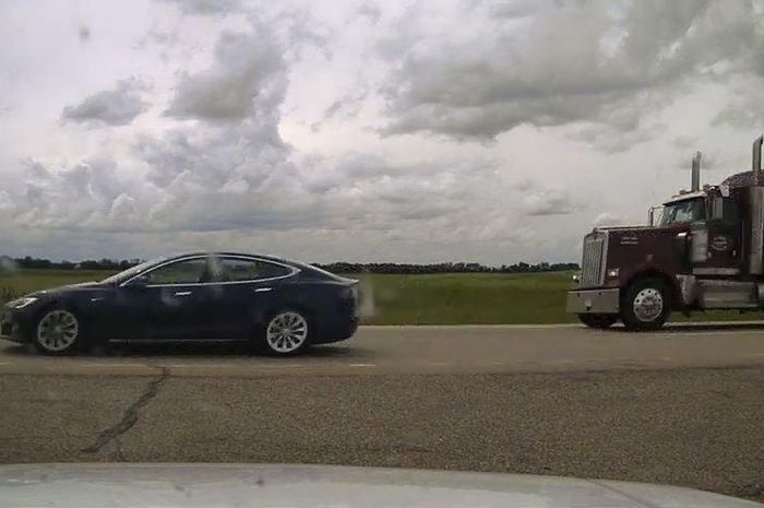 Seorang pengemudi Tesla ditangkap polisi setelah kedapatan tertidur saat kendaraan yang ia tumpangi melaju dalam kecepatan 140 km/jam.