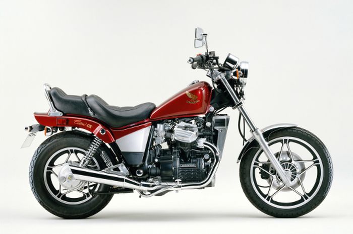 sosok Honda CX Custom yang bergaya cruiser Hampir-Davidson alias mirip Harley-Davidson.