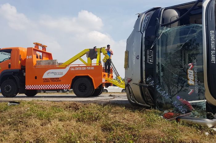 Armada layanan Lalu Lintas Astra Tol Cipali saat melakukan evakuasi kendaraan bus Sudiro Tunggal Jaya