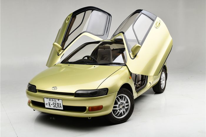 Toyota Sera, sedan coupe tahun 1990-an dengan pitu model butterfly