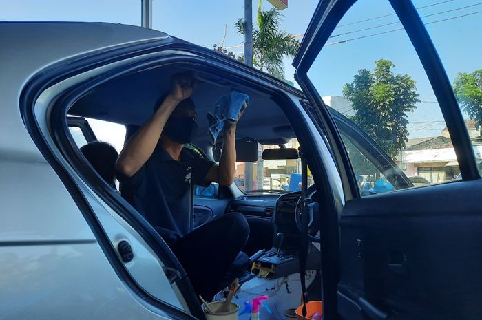 Ilustrasi Membersihkan Plafon Mobil BMW Seri 3 E36