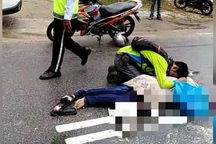 Korban tewas kecelakaan dipeluk oleh suaminya yang tak sengaja lewat di TKP. Insiden ini terjadi di  di Kulim, Kedah, Malaysia, pada Rabu (16/9/2020).