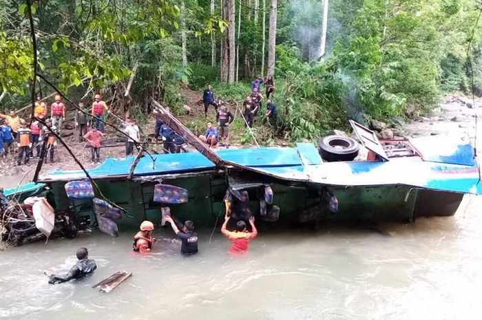 Kecelakaan bus PO Sriwijaya yang jatuh ke jurang di Liku Lematang, Desa Prahu Dipo, Kecamatan Dempo Tengah, kota Pagaralam, (24/12/19), menyebabkan 35 orang penumpang tewas, sementara 13 lainnya luka-luka.