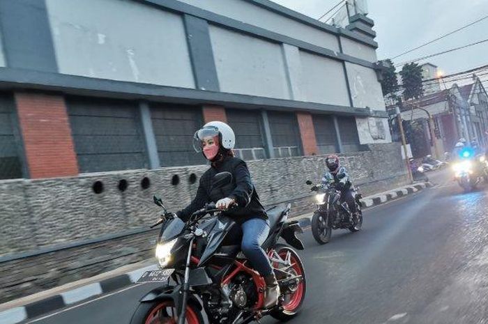 Isstri Ridwan Kamil motoroan pakai Honda CB150R