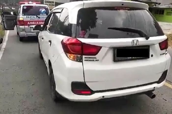 Honda Mobilio yang diduga menghalangi rombongan pengiring jenazah