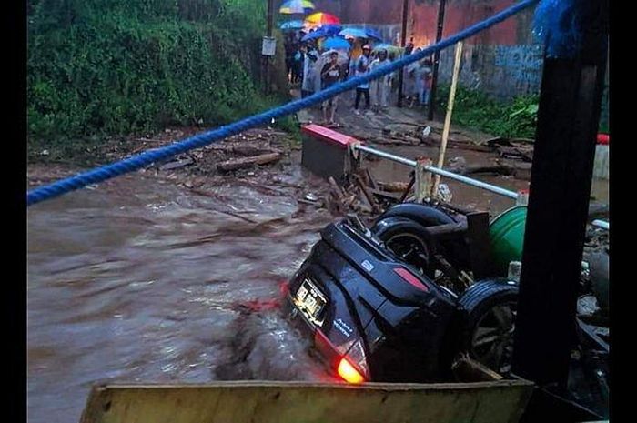 Banjir bandang terjang Cicurug, Kabupaten Sukabumi. Honda HR-V tampak terbalik tersangkut di jembatan