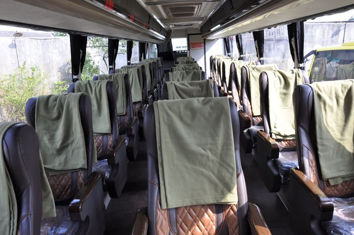 Interior bus social distancing PO Handoyo yang menggunakan karoseri Laksana