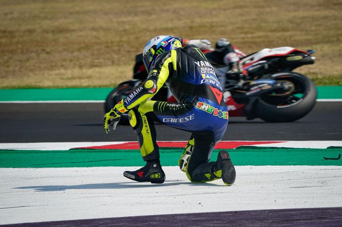 Valentino Rossi crash di MotoGP Emilia Romagna gara-gara kesalahan konyol