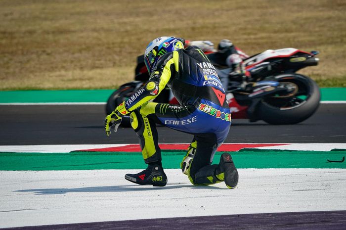 Valentino Rossi crash di MotoGP Emilia Romagna gara-gara kesalahan konyol