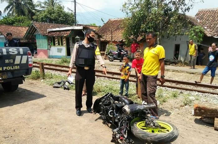 Satu unit motor yang dikendarai siswa tertabrak kereta sampai ringsek di perlintasan rel kereta Rajapolah, Tasikmalaya, Senin (21/9/2020).