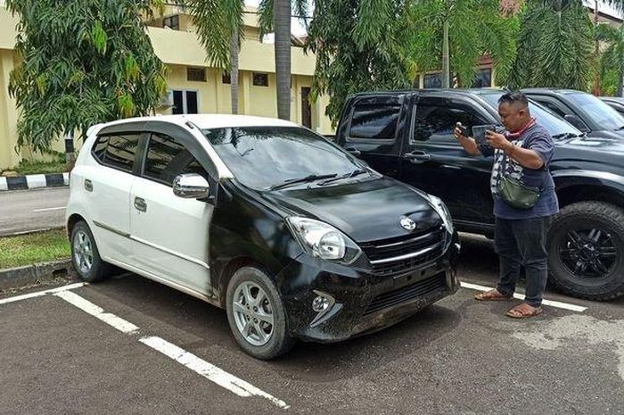Toyota Agya milik pengemudi taksi online yang menjadi korban pembegalan berhasil ditemukan dalam kondis belang