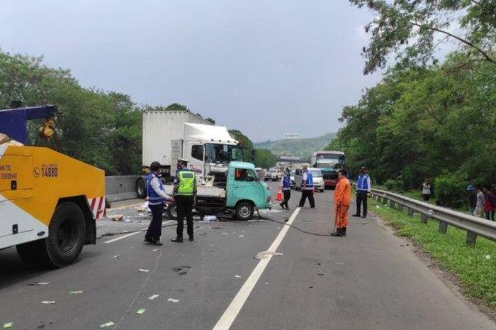 Mitsubishi Colt T120 pecah ban dan nyaris disambar truk kontainer