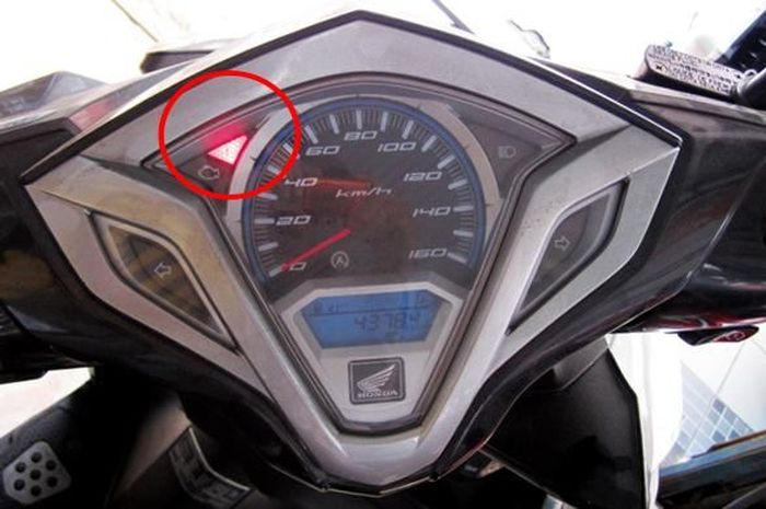 Indikator Honda Vario menunjukan suhu motor yang tinggi alias overheat.