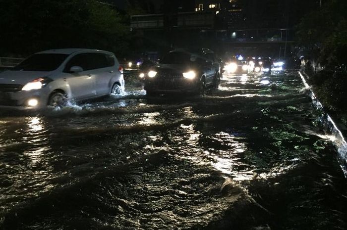 asca hujan deras, banjir menggenangi kawasan Citraland, Grogol Petamburan, Jakarta Barat Senin (21/9/2020)(dok. istimewa)