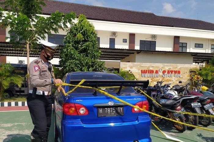 Toyota Corolla Altis ditilang dan terparkir di Mapolres Karanganyar