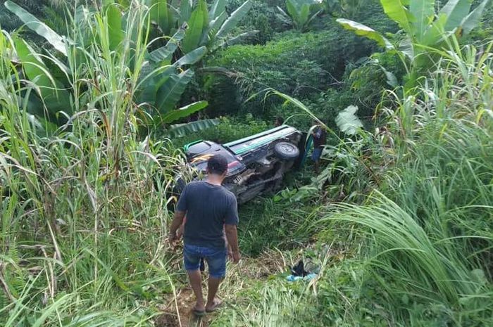 Daihatsu Gran Max pikap yang mengangkut 27 orang rombongan lamaran nikah terjun jurang sedalam 8 meter di turunan jalan Gunung Kutu Babi, Lumbis, Nunukan, Kalimantan Utara