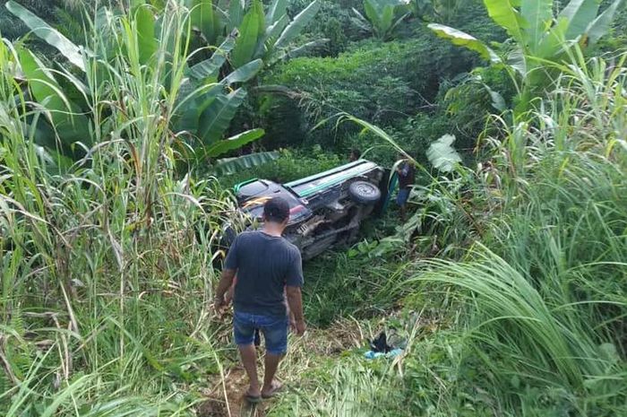 Mobil pickup yang mengangkut rombongan pengantar lamaran nikah berada di jurang sedalam 8 meter di turunan jalan gunung kutu babi kecamatan Lumbis Nunukan Kaltara, 3 orang meninggal dalam peristiwa ini. Dok Bajib Mesaak