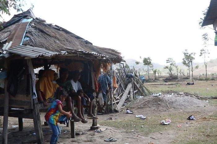 Sibah (65) warga yang masih bertahan menyaksikan alat berat yang mengeruk tanahnya paska land clearing dilakukan di tiga titik prioritas di areal sirkuit MotoGP Mandalika Lombok, 13/9/2020 lalu di Kawasan Ekonomi Khusus (KEK) Mandalika(FITRI R)