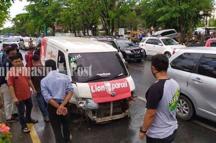 Daihatsu Gran Max terjang pembatas jalan di kota Banjarmasin hingga bumper serta kaki-kaki depan ambrol di lokasi