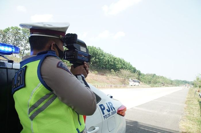 Anggota PJR Polda Jabar mempraktikan penggunaan speed gun di Tol Cipali