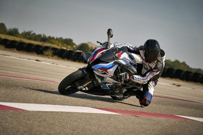 BMW M1000RR diluncurkan untuk menyaingi Ducati Panigale V4 R