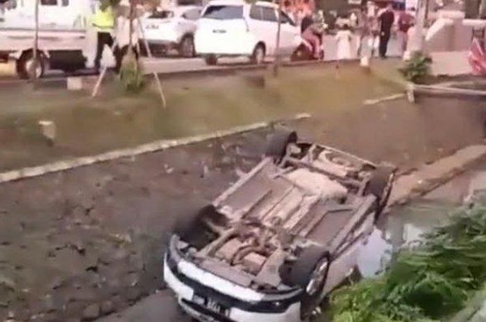 Evakuasi Mobil Chevrolet yang nyebur ke got besar di bilangan Jalan Letnan Sutopo, Serpong, Tangerang Selatan (Tangsel), sekira pukul 17.00 WIB, Selasa (22/9/2020). 