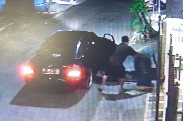 Aksi pencurian tong samapah yang dilakukan menggunakan Mercedes-Benz