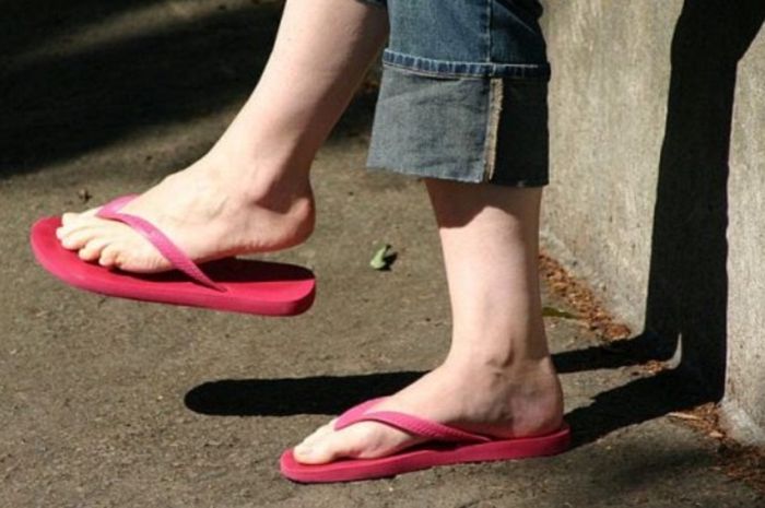 Hindari pakai sandal jepit saat kemudikan mobil.