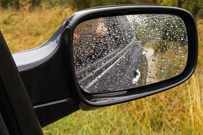 Kaca spion saat kena air hujan