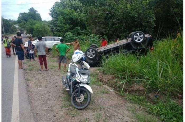 Honda HR-V terbalik setelah disenggol Mitsubishi Pajero Sport yang mencoba menghindari tabrakan jalan lintas tengah, desa Payakabung, Indralaya Utara, Ogan Ilir, Sumatera Selatan, Selasa (22/9/2020).
