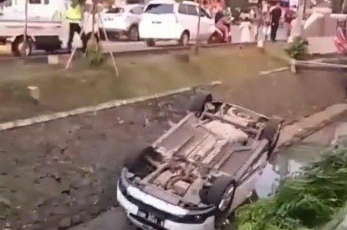 Chevrolet Orlando terkapar di dalam got kawasan Serpong, Tangerang Selatan