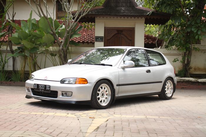 Honda Civic Estilo tampilan 'Sleeper' milik Yohanes Ananto