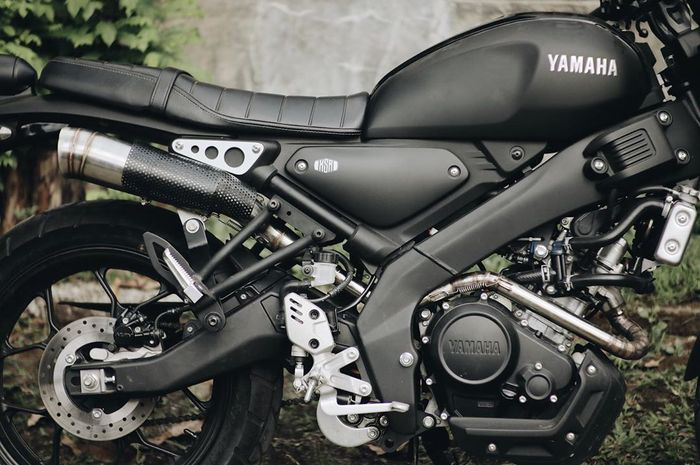 Modal 1,5 jutaan sudah bisa bikin Yamaha XSR 155 pakai knalpot gantung ala scrambler. 