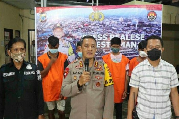 Polresta Manado saat memberikan keterangan pers kasus pemukulan sopir dan perusakan mobil ambulans Covid-19.
