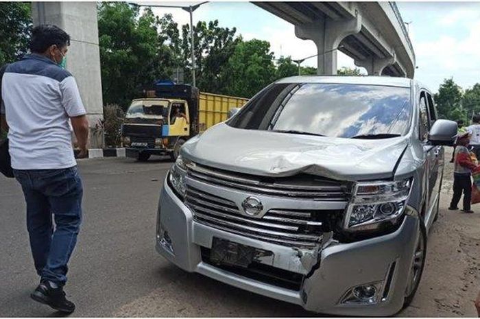 Nissan Elgrand yang ditebas Yamaha V-Ixion lawan arah secara ugal-ugalan di Palembang