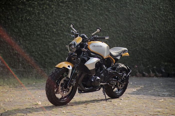 Modifikasi Kawasaki ER-6n tampil rapi namun gahar ala scrambler.