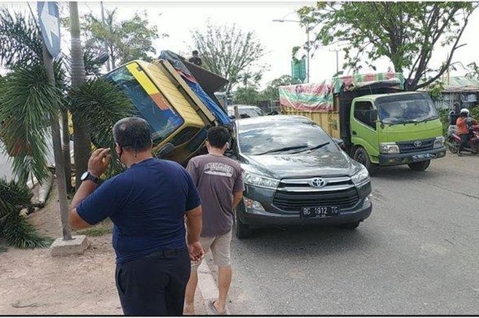 Toyota Kijang Innova disambar lalu ditindih truk muatan air mineral di Palembang