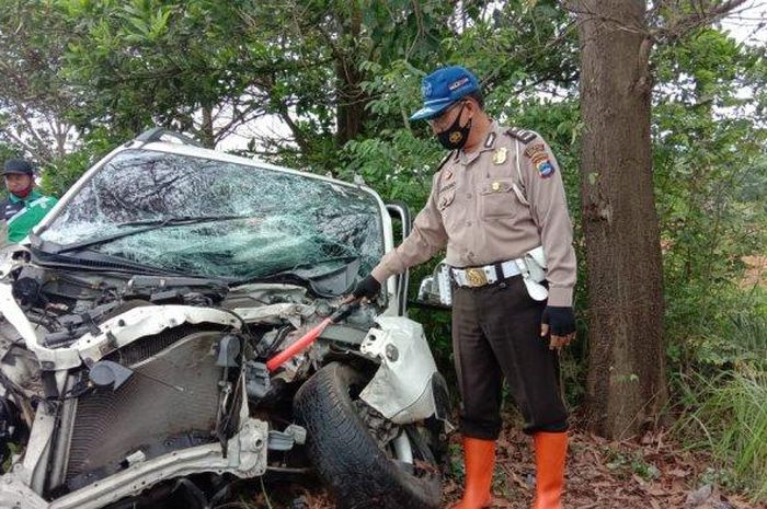 Toyota Rush pecah ban dan melintir menghantam pohon akasia di daerah Gunung Kayang, Pelaihari, Tanah Laut, Kalimantan Selatan