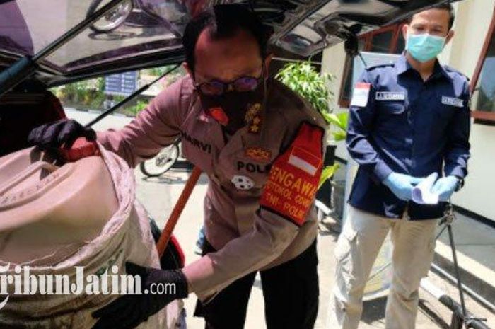 Kapolres Batu, AKBP Harviadhi Agung Prathama menunjukan jerigen sebagai barang bukti terhadap kasus yang berhasil diungkap oleh Satreskrim Polres Batu. 